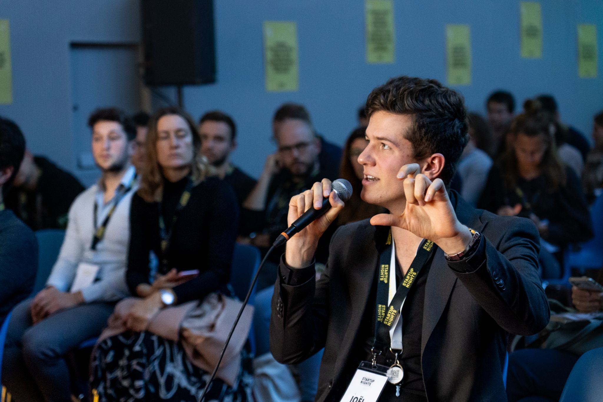 Joël P. J. Mesot bei der Startup Night mit einem Mikrofon